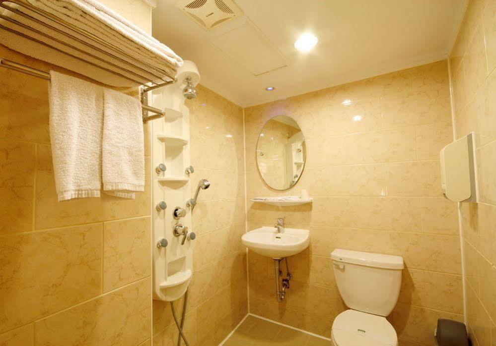 Kindness Hotel Weiwuying Kaohsiung Buitenkant foto